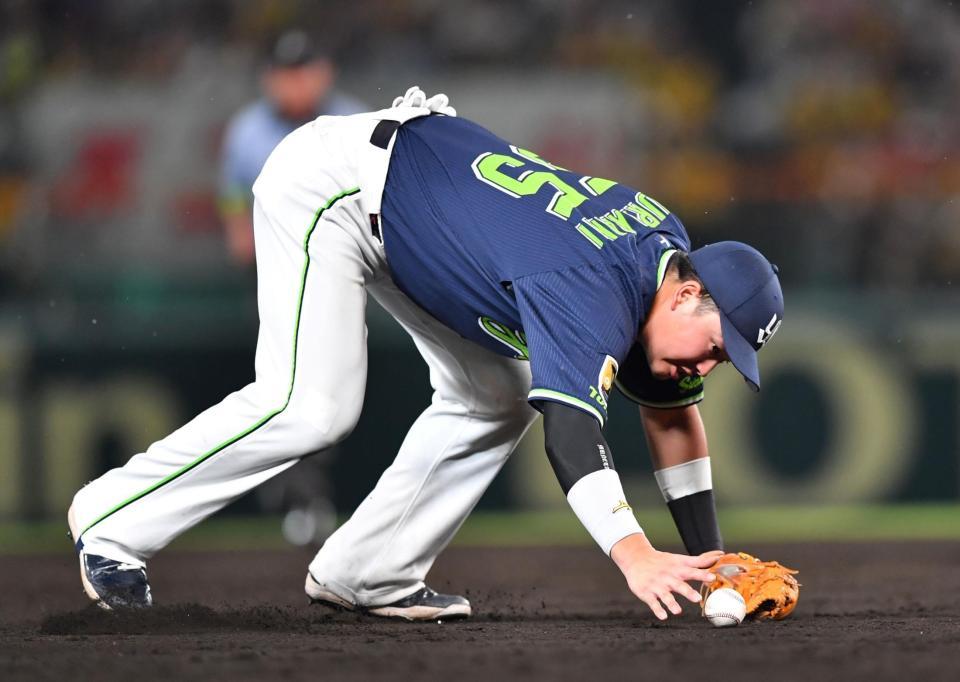 　７回、前川の打球を取り損ねる村上（撮影・中田匡峻）