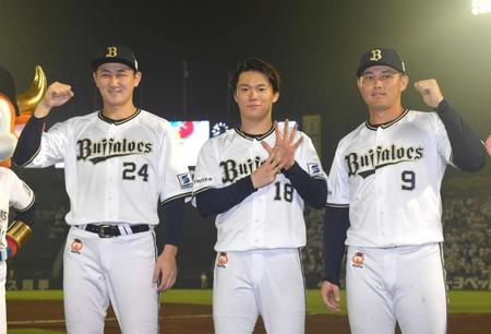 　お立ち台でポーズを決める（左から）紅林、山本、野口