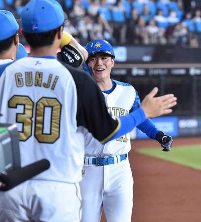 　１回、ナインに迎えられる清宮（撮影・中島達哉）