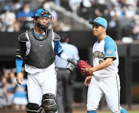 　２回を抑え、グラブタッチを交わす郡司（左）と山本拓（撮影・中島達哉）