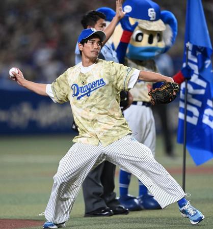 　始球式をする伊藤英明（撮影・田中太一）