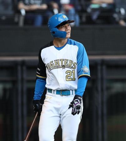 　８回、空振り三振を喫し、ベンチに戻る清宮（撮影・中島達哉）