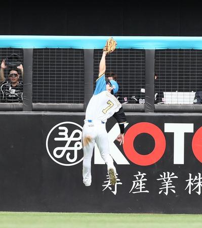 　６回、山口航の打球を背面キャッチする松本剛（撮影・中島達哉）