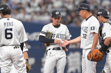 　５回途中、交代を告げられた山岡（中央）＝撮影・北村雅宏