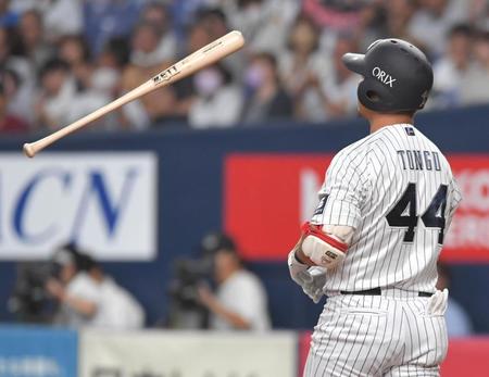 　６回途中、死球を受けた頓宮はバットを放り投げる（撮影・北村雅宏）