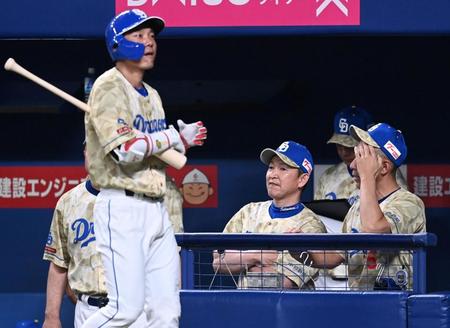 　９回、戦況を見つめる立浪監督。手前左は代打でベンチを出る大島（撮影・田中太一）
