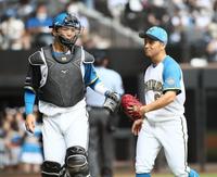 　２回を抑え、グラブタッチを交わす郡司（左）と山本拓（撮影・中島達哉）