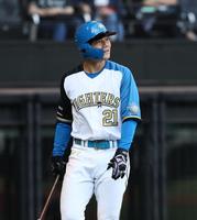 　８回、空振り三振を喫し、ベンチに戻る清宮（撮影・中島達哉）