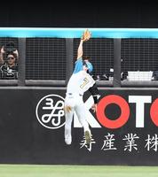 　６回、山口航の打球を背面キャッチする松本剛（撮影・中島達哉）