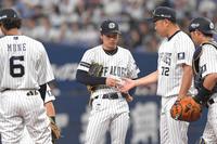 　５回途中、交代を告げられた山岡（中央）＝撮影・北村雅宏