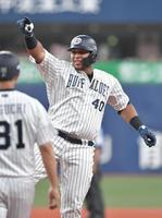 　６回、適時打を放ち喜ぶセデーニョ（撮影・石井剣太郎）