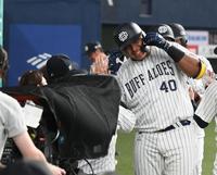 　３回、３ランを放ったセデーニョ（右）はポーズを決める（撮影・石井剣太郎）