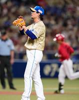 　３回、西川（右）に先制３ランを浴びた涌井