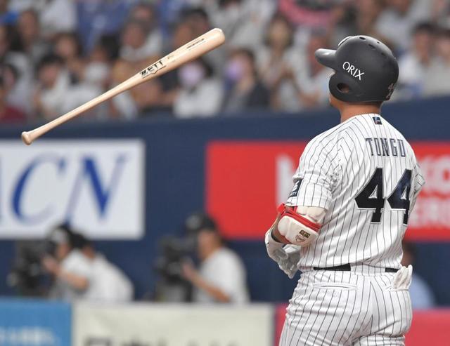 頓宮怒りのバット投げ！ 左手への死球からオリックスが一気に点差