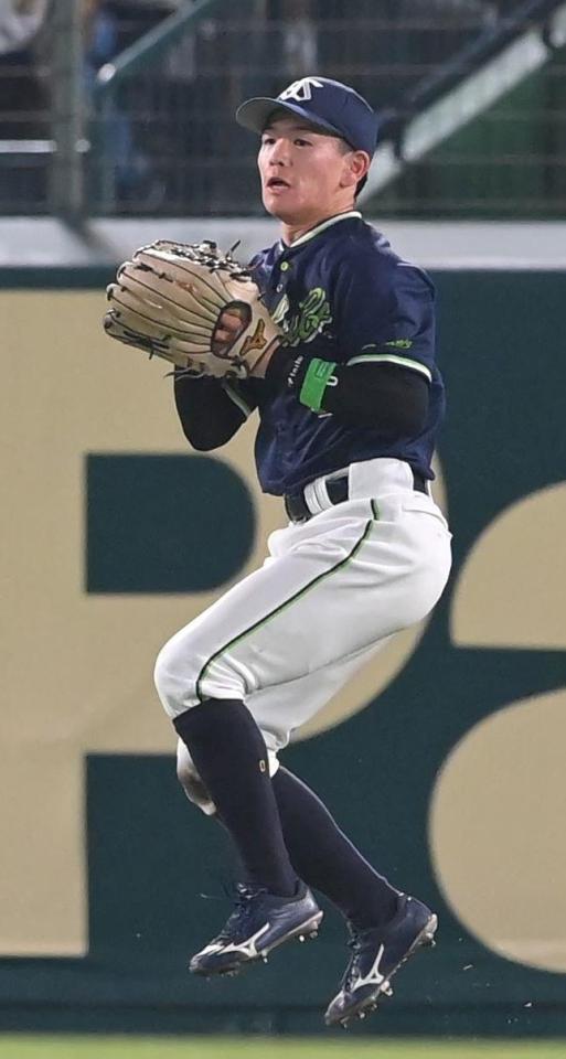 　６回、ミエセスの中飛をつかむ並木（撮影・高部洋祐）