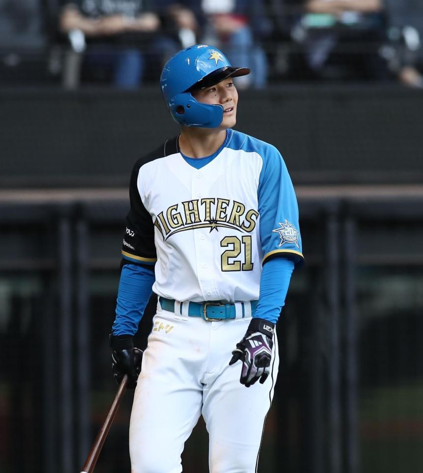 　８回、空振り三振を喫し、ベンチに戻る清宮（撮影・中島達哉）