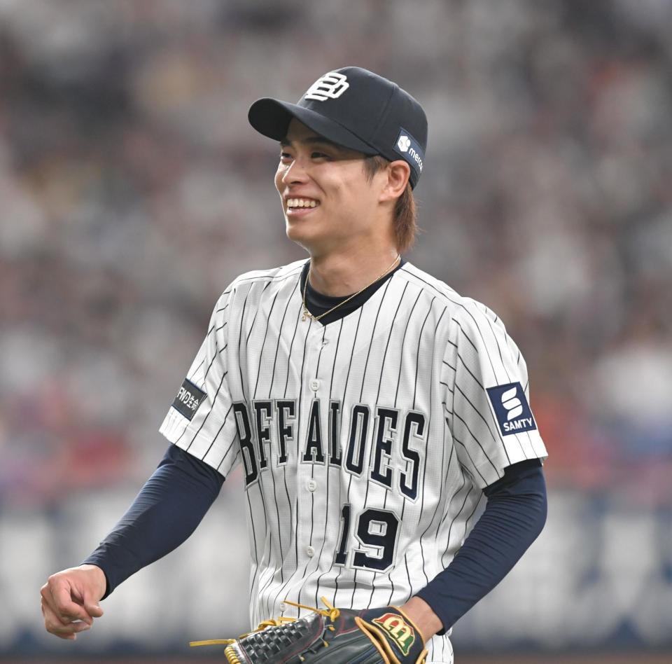 　４回、得点を許さず投げ終え笑顔の山岡（撮影・石井剣太郎）