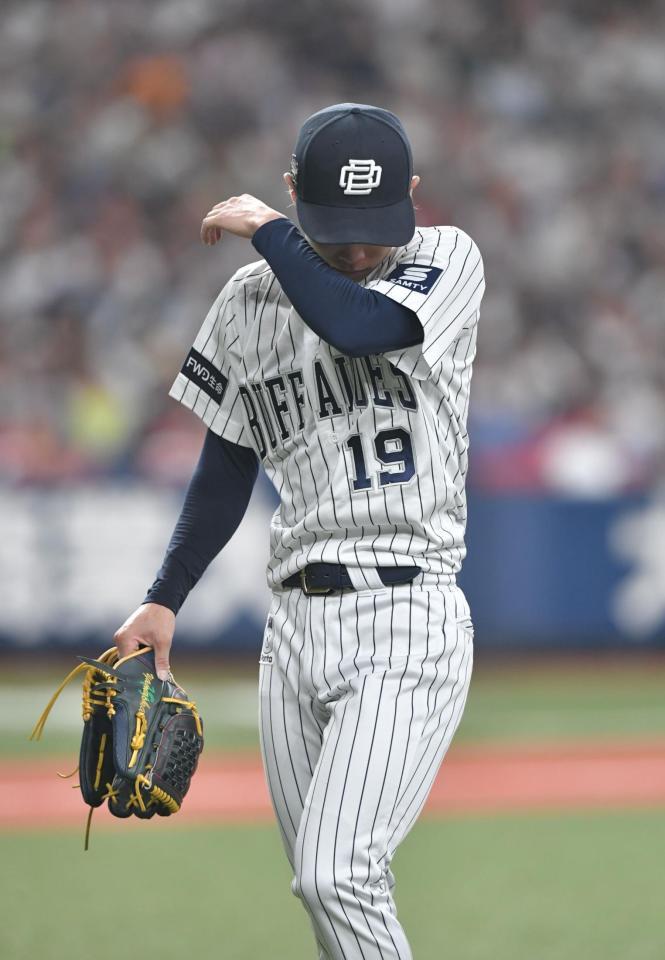 　５回、降板する山岡（撮影・石井剣太郎）
