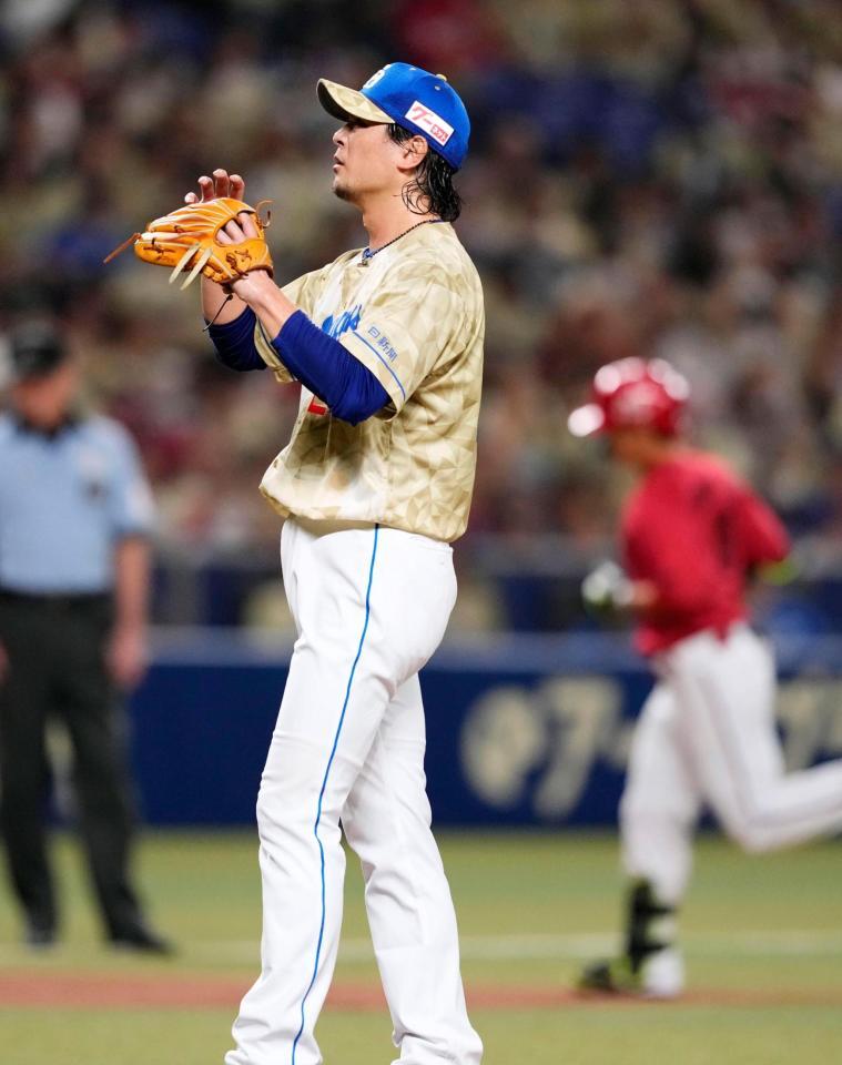 　３回、西川（右）に先制３ランを浴びた涌井