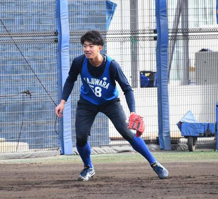 　新人合同自主トレでノックを受ける梶原＝２０２２年１月