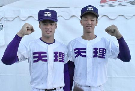 　試合後、ガッツポーズを見せる赤埴兄弟（左から兄・克樹、弟・幸輝）