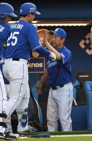 　２回、先制本塁打を放った石川昂を出迎える立浪監督（右）＝撮影・三好信也