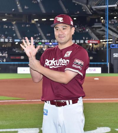 　チーム６連勝の「６」のポーズをとり、記念撮影に応じる田中将（撮影・中島達哉）