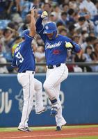 　２回。先制の左越え本塁打を放ち大西コーチとハイタッチする石川昂（撮影・三好信也）