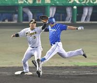 　６回、内野安打で出塁した牧（撮影・中田匡峻）