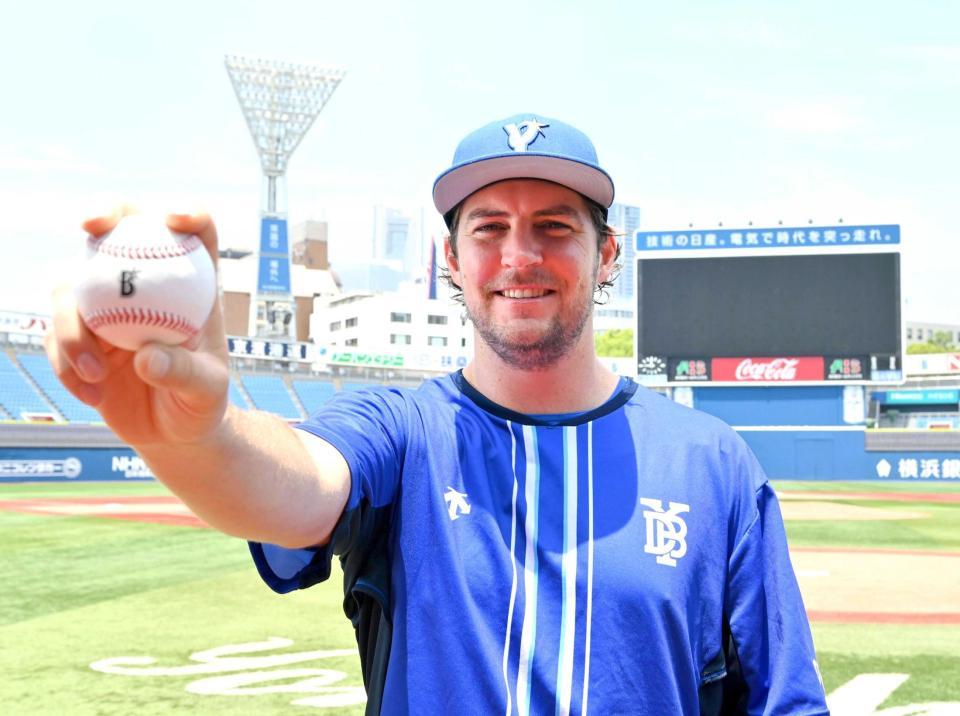 　笑顔でポーズを決めるバウアー（撮影・西岡正）