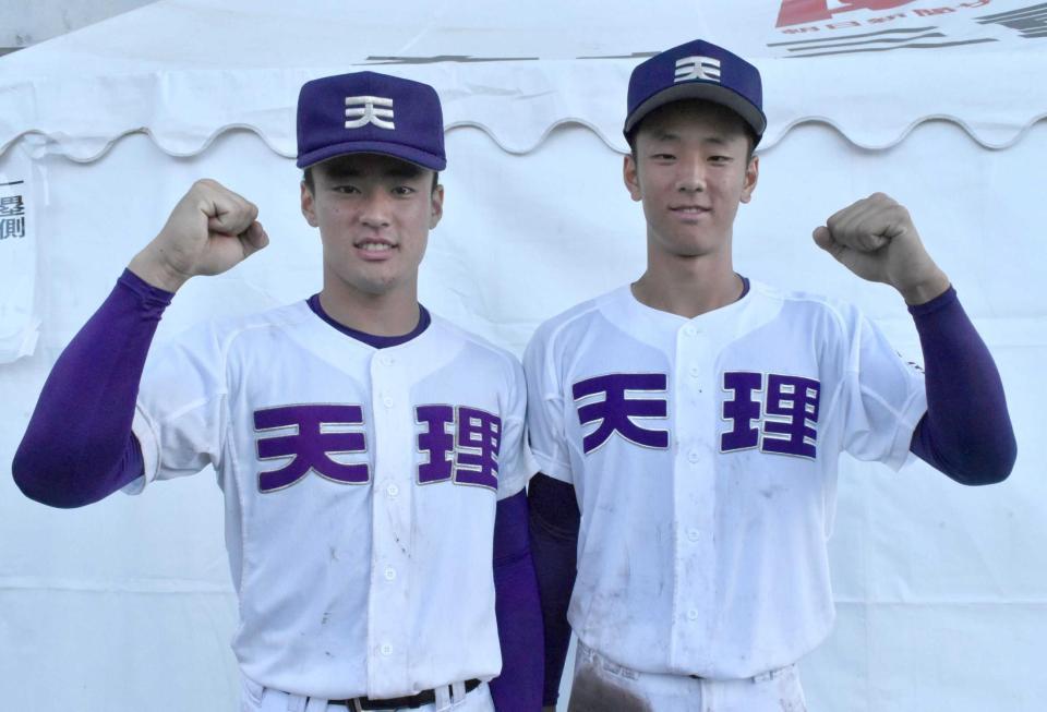 　試合後、ガッツポーズを見せる赤埴兄弟（左から兄・克樹、弟・幸輝）