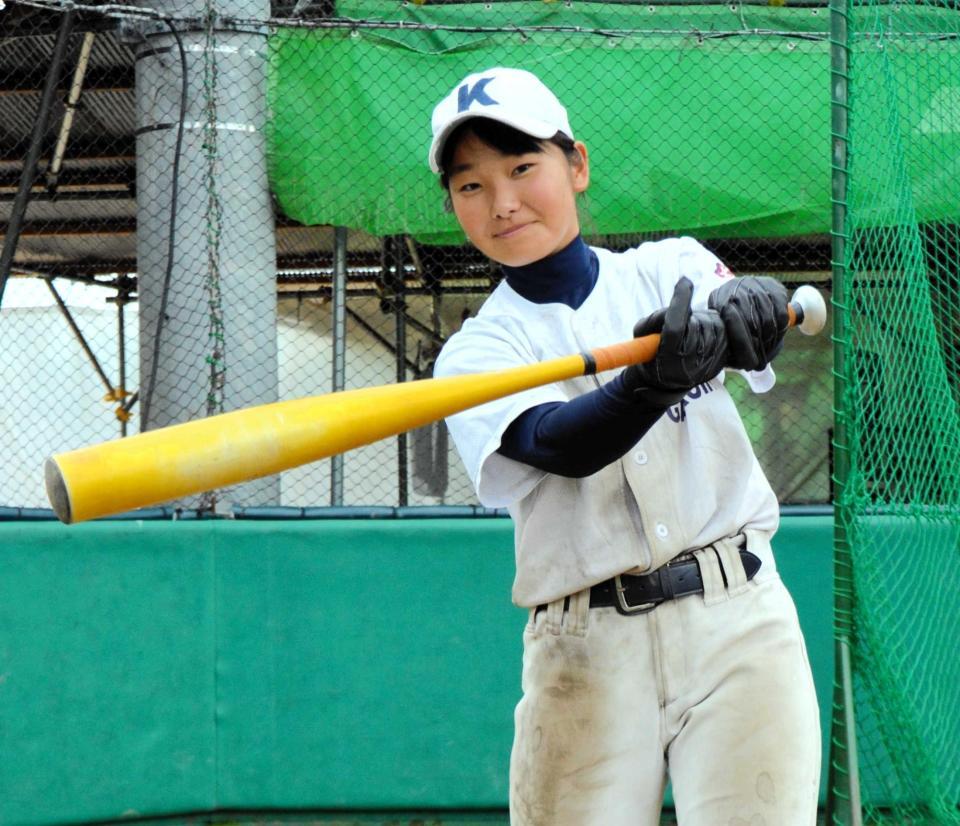 　バットを手に笑顔の神戸学院大付・鬼沢（撮影・井上慎也）