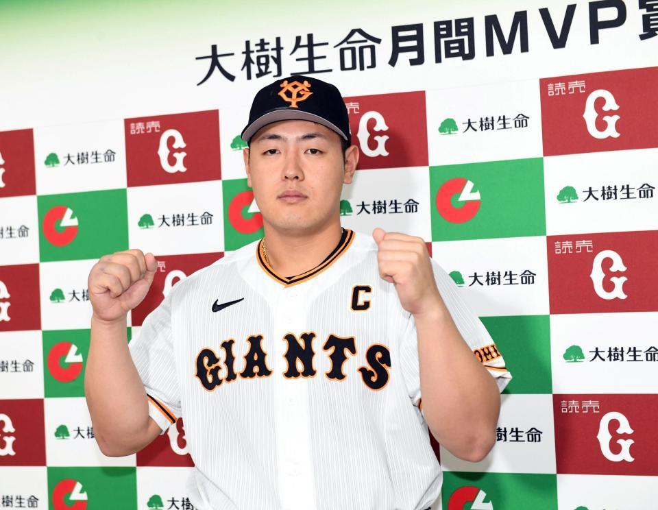 　６月の月間ＭＶＰに輝いた岡本和（撮影・佐藤厚）