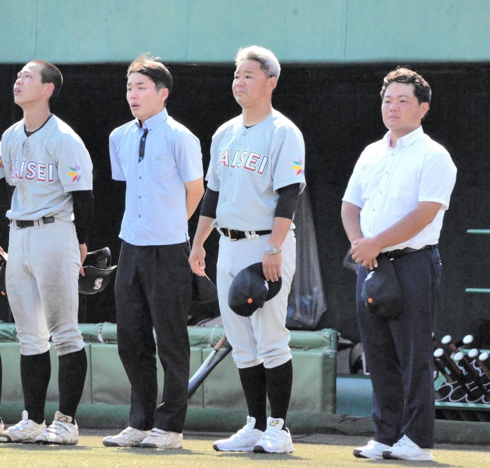 　試合後に整列する（右から２人目）彩星工科・平田監督