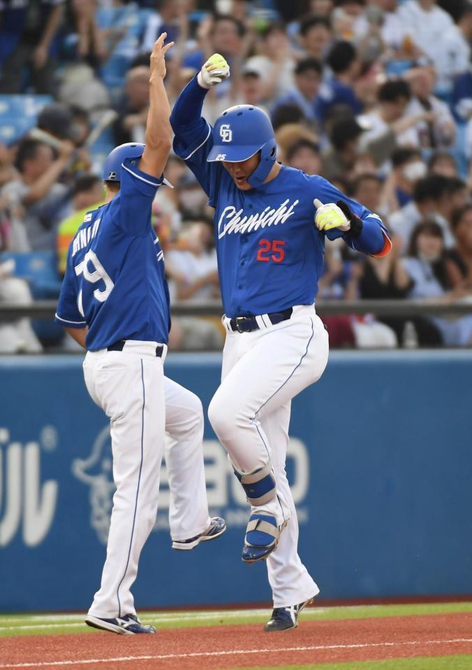 　２回。先制の左越え本塁打を放ち大西コーチとハイタッチする石川昂（撮影・三好信也）