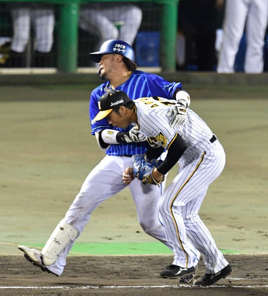 　７回、ベースカバーに入った青柳（手前）は戸柱と接触しかける（撮影・中田匡峻）