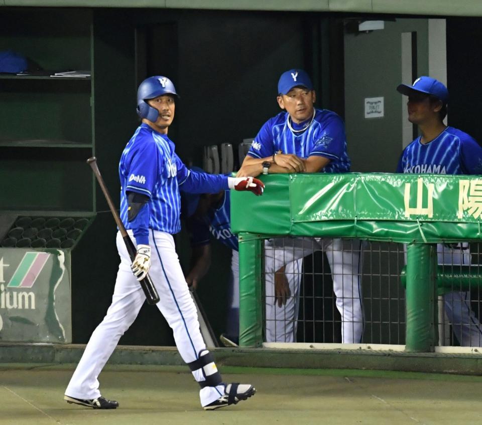 　５回、三浦監督（中央）は好機で代打に藤田（左）を送るも、不発に終わった（撮影・中田匡峻）