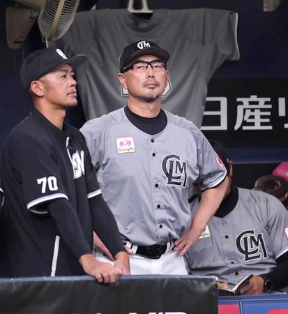 　ベンチで渋い表情を見せる吉井監督