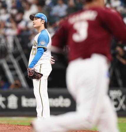 　８回、浅村（手前）に勝ち越し２ランを浴び、マウンドでぼうぜんとする伊藤（撮影・中島達哉）