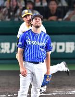 　８回、森下（後方）に同点２ランを浴びたバウアー（撮影・中田匡峻）