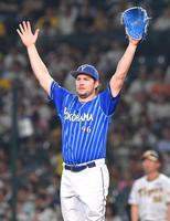 　６回、大山を三ゴロに打ち取り、バンザイして喜ぶバウアー（撮影・高部洋祐）