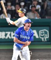 　４回、木浪（後方）を空振り三振に斬り、絶叫するバウアー（撮影・中田匡峻）