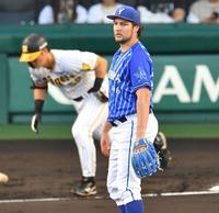 　１回、バウアーは前川を遊飛に打ち取る（撮影・中田匡峻）