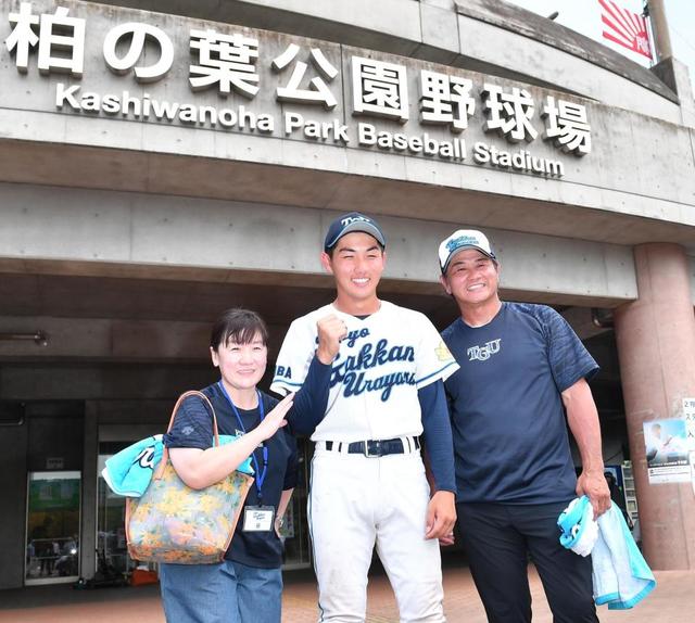 【写真】谷佳知氏＆亮子夫妻、高校球児の長男・佳亮と３ショット　笑った顔がソックリ