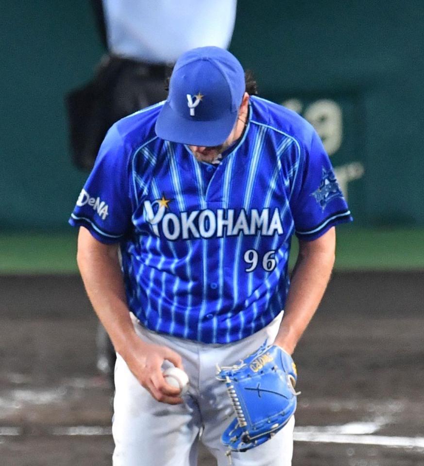 　４回、佐藤輝の打球をファンブルしたバウアーはほえる（撮影・中田匡峻）