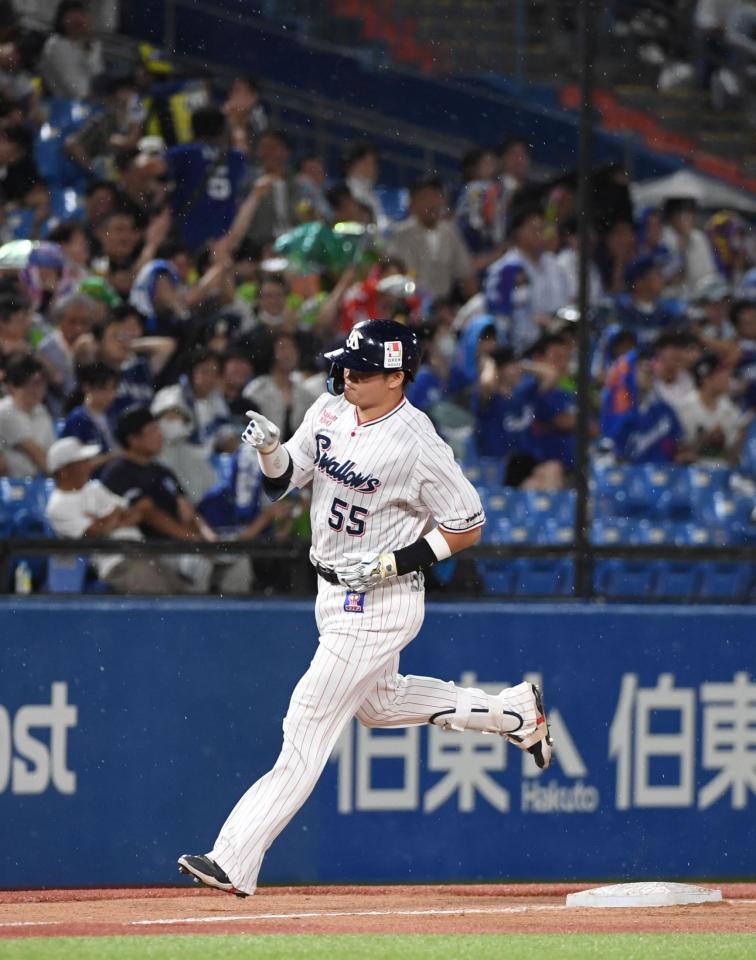 　６回、村上は右越えに１３号逆転３ランを放つ（撮影・佐藤厚）