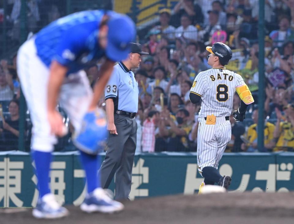 　４回、バウアー（手前）のエラーで出塁する佐藤輝（撮影・高部洋祐）