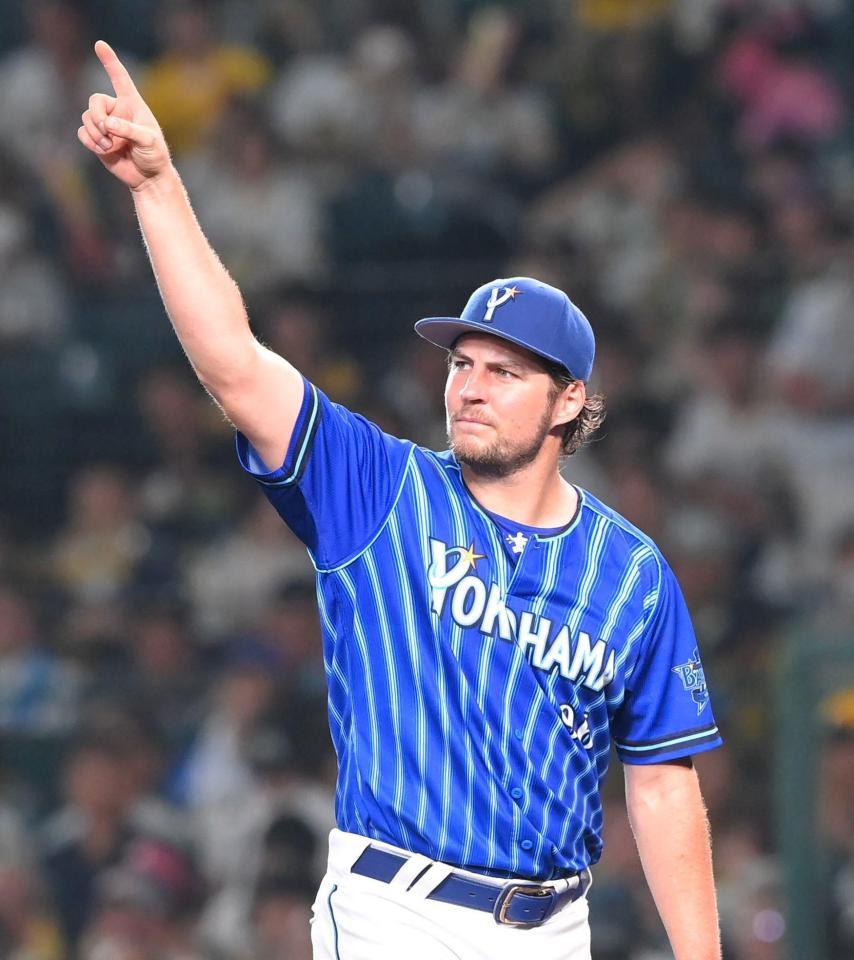 　６回を投げ終え、ファンの声援に応えながらベンチに戻るバウアー（撮影・高部洋祐）