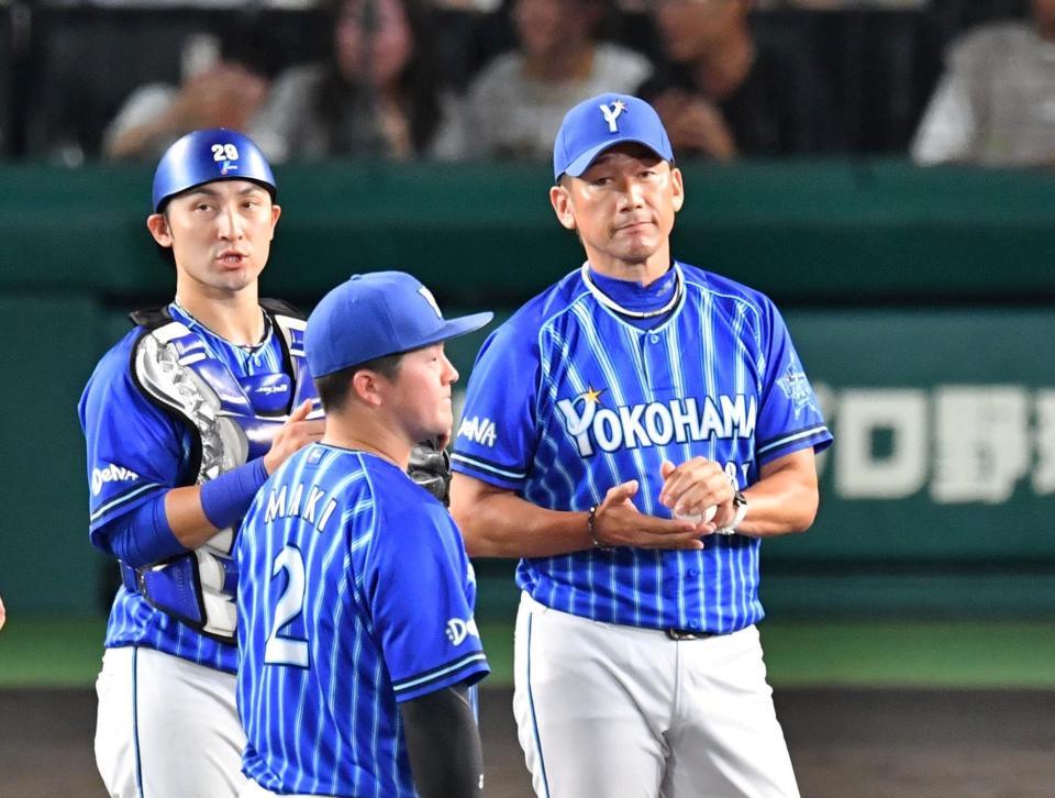 　８回、バウアーの降板を告げた三浦監督（右）＝撮影・中田匡峻