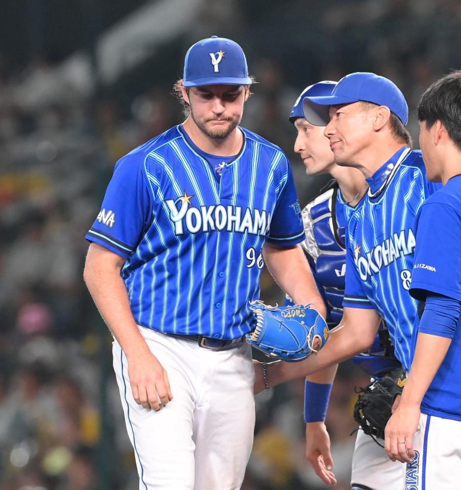 　８回途中、三浦監督（右から２人目）にねぎらわれ降板するバウアー（撮影・高部洋祐）